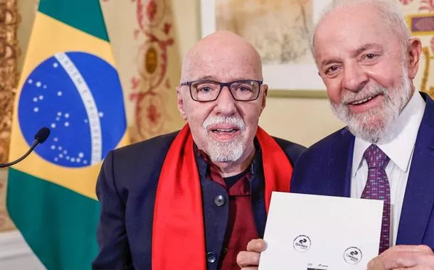 Lula lança selo dos Correios em celebração a obra de Paulo Coelho