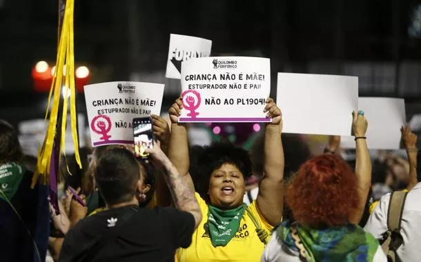 Manifestantes protestam contra projeto que equipara aborto a crime de estupro