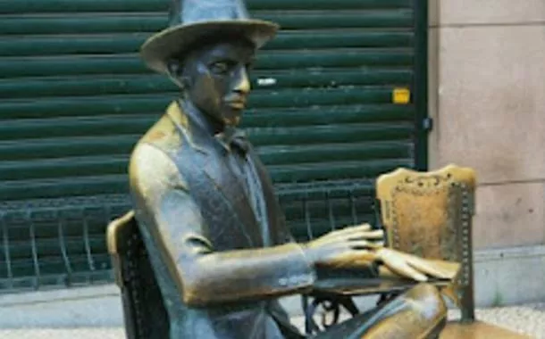 Estátua de Fernando Pessoa em Lisboa