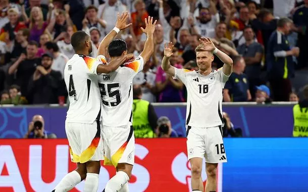 Jogadores alemães comemoram quinto gol contra a Escócia
