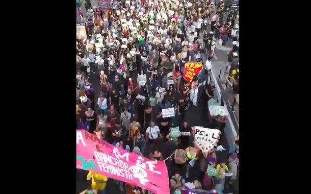 Manifestantes vão às ruas e gritam 'criança não é mãe' (vídeo)