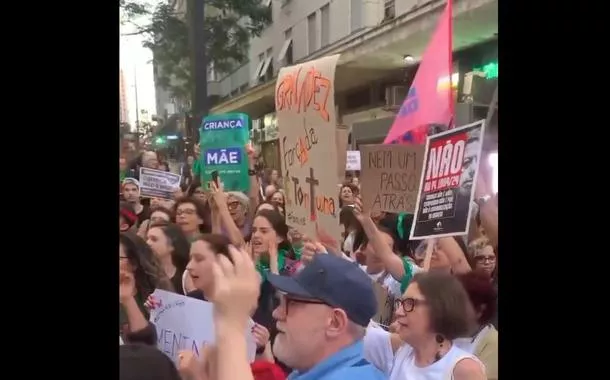 Porto Alegre tem ato contra 'PL do Estupro': 'homens de esquerda precisam denunciar este crime que envergonha o Brasil' (vídeo)