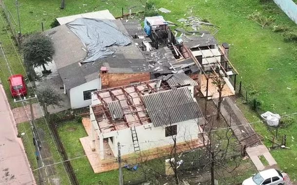 Tempestade causa microexplosão e mais de mil casas ficam destelhadas no RS