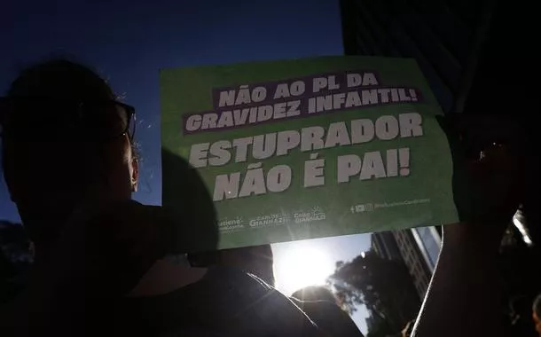 Em 4º ato contra PL do Estupro, manifestantes exigem que projeto seja 'enterrado'