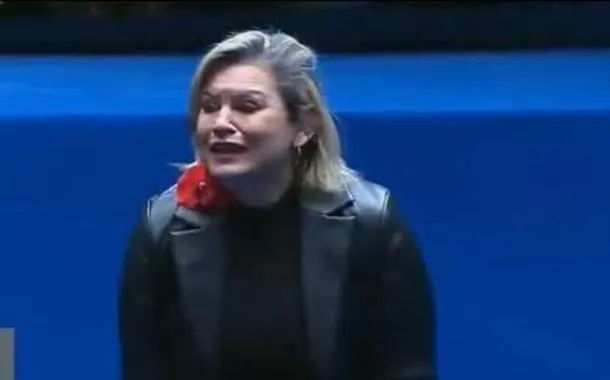 Contadora de histórias interpreta um feto em sessão no Senado