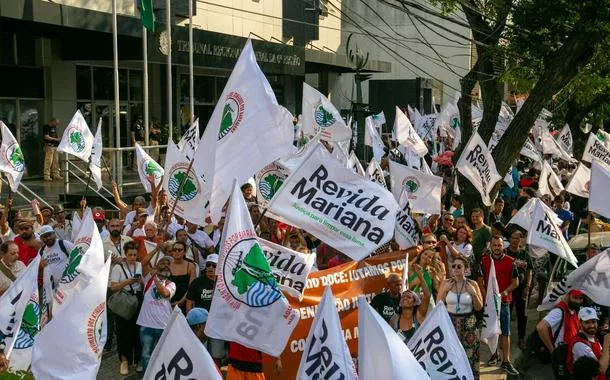 Protesto em BH denuncia falta de participação de atingidos no acordo sobre tragédia da barragem do Fundão, em Mariana