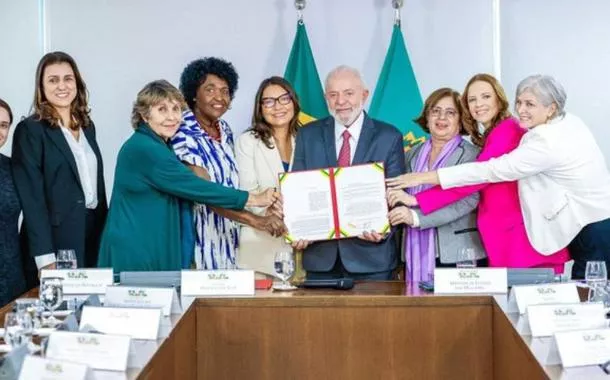 Presidente Lula surante a sanção do Projeto de Lei que cria um plano de metas para o enfrentamento integrado da violência doméstica e familiar contra a mulher