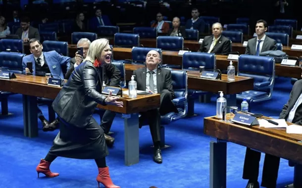 Mulher que fez encenação bizarra sobre feto abortado trabalhava para senador bolsonarista