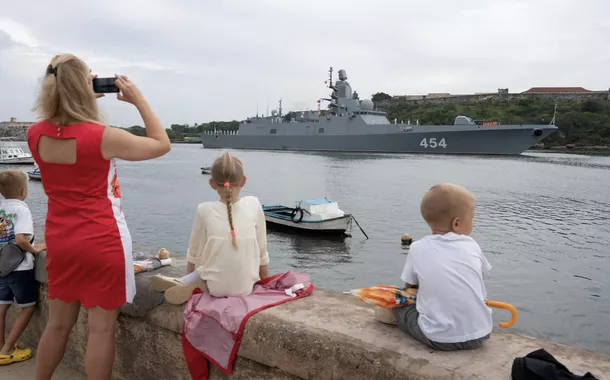 Membros da comunidade russa observam a fragata russa Almirante Gorshkov entrando na baía de Havana, Cuba, 12 de junho