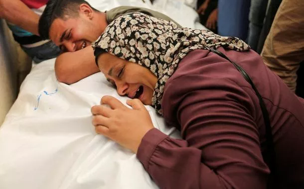 Funeral de palestinos mortos por ataques israelenes no sul de Gaza 18/6/2024 
