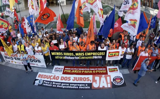 Centrais sindicais protestam contra Roberto Campos Neto em São Paulo