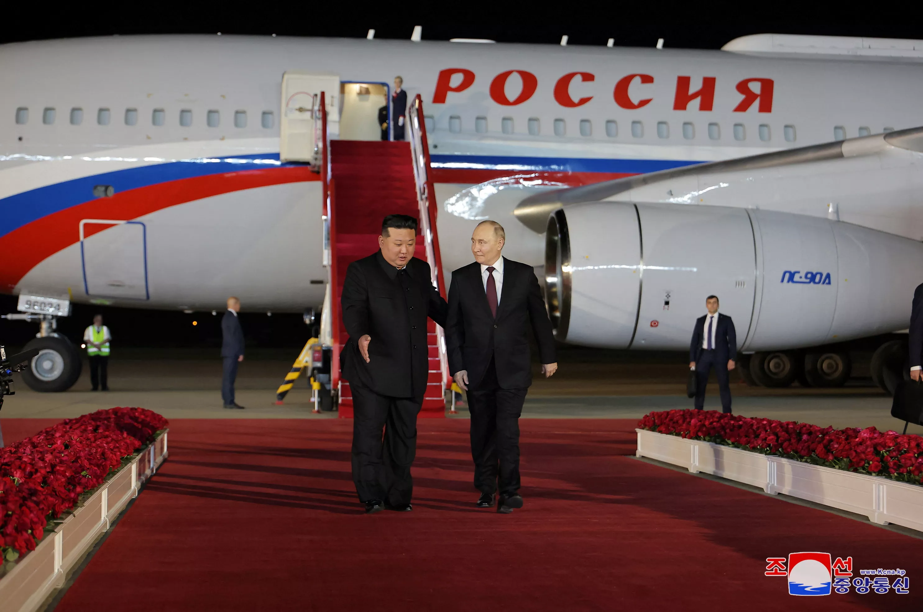 O presidente russo, Vladimir Putin, é recebido pelo líder norte-coreano, Kim Jong Un, ao chegar ao aeroporto de Pyongyang, na Coreia do Norte, em imagem divulgada pela Agência Central de Notícias Coreana 19/06/2024 (horário local)