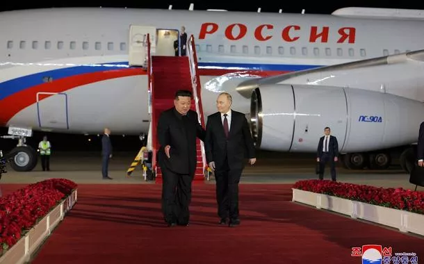 O presidente russo, Vladimir Putin, é recebido pelo líder norte-coreano, Kim Jong Un, ao chegar ao aeroporto de Pyongyang, na Coreia do Norte, em imagem divulgada pela Agência Central de Notícias Coreana 19/06/2024 (horário local)
