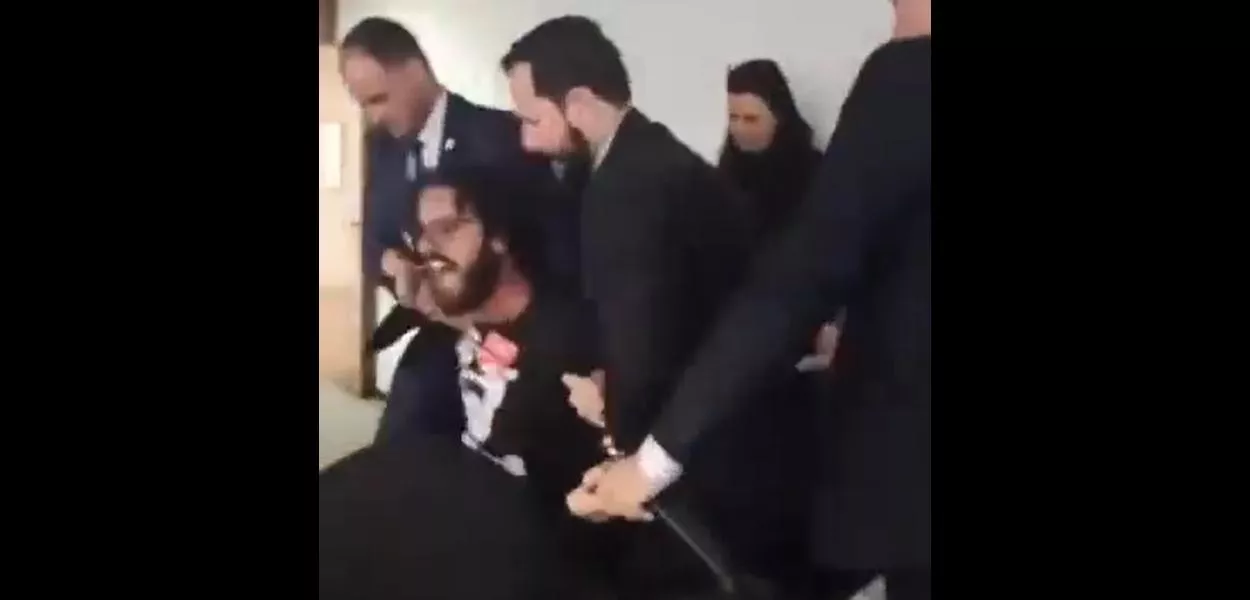 Estudante é retirado à força de Comissão do Senado após protestar contra reforma do ensino médio (vídeo)