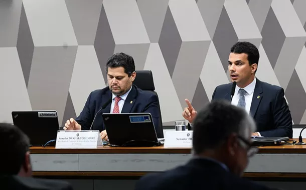 O presidente da CCJ, Davi Alcolumbre, e o relator do projeto, senador Irajá, na reunião desta quarta