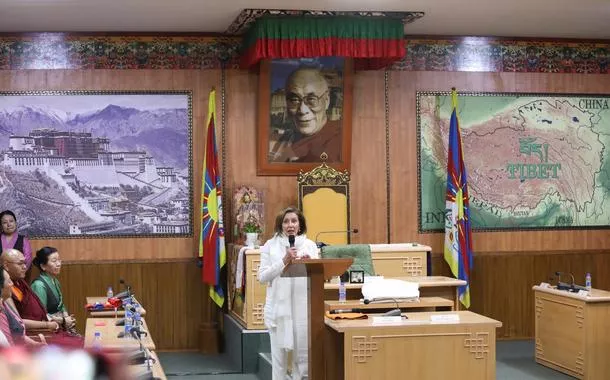 Ex-presidente da Câmara dos Deputados dos EUA Nancy Pelosi discursa para o parlamento tibetano no exílio em Dharamshala, na Índia 18/06/2024