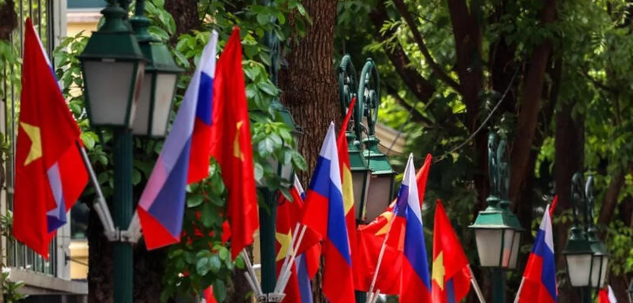 Bandeiras da Rússia e do Vietnã nas ruas de Hanói  