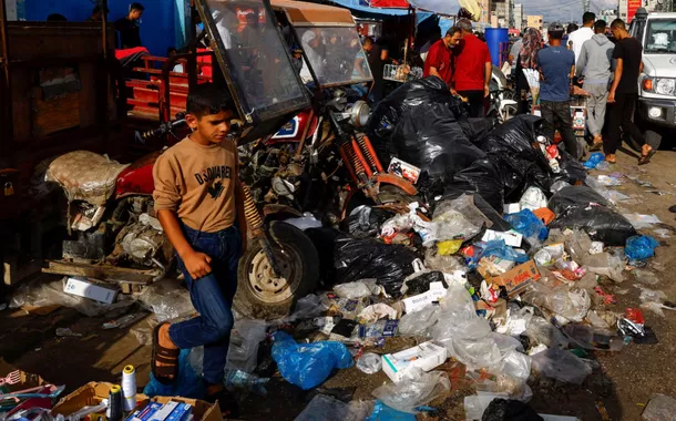 Operação genocida de Israel em Gaza força palestinos a viverem em meio ao lixo: "o cheiro é muito perturbador"