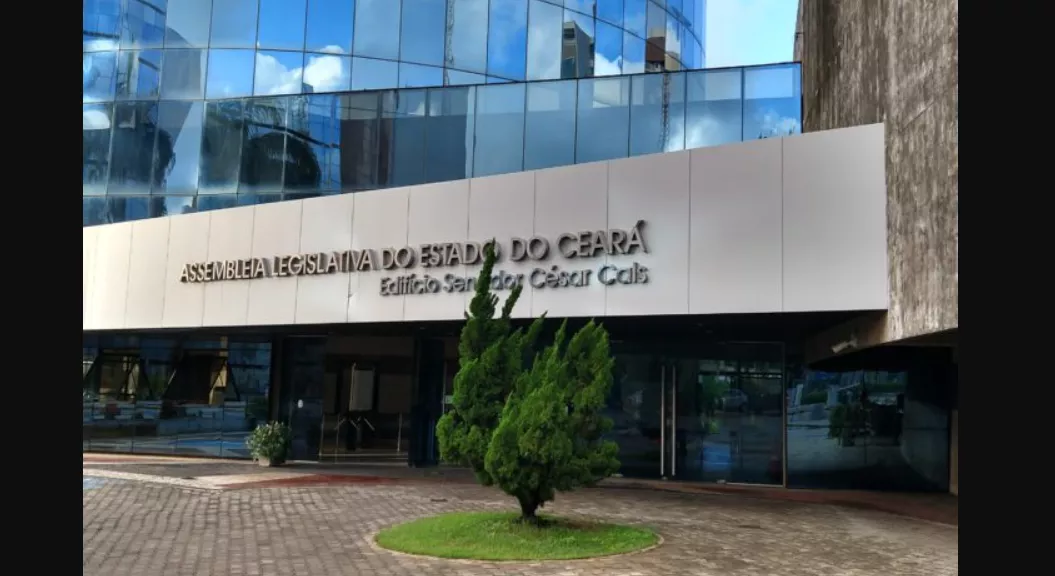 Incêndio atinge Assembleia Legislativa do Ceará e deixa um ferido; Bombeiros e Samu estão no local