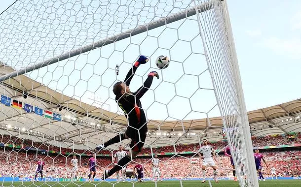 Goleiro alemão Manuel Neuer defende chute do húngaro Dominik Szoboszlai 