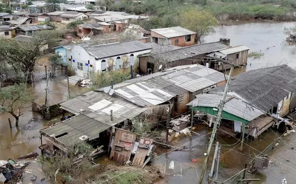 Chuvas alagam ruas e destelham casas no RS