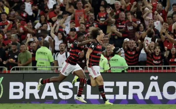Flamengo arranca vitória sobre o Bahia para liderar o Brasileiro