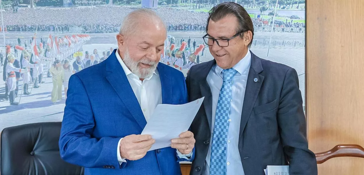 Lula e o ministro do Trabalho e Emprego, Luiz Marinho, no Palácio do Planalto