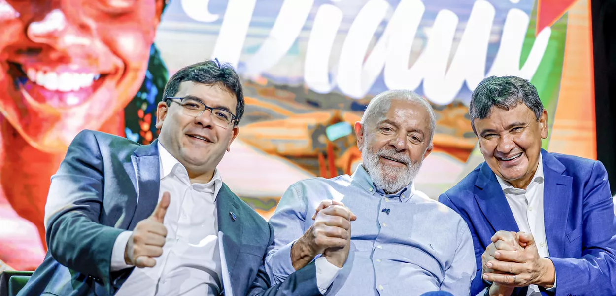 Rafael Fonteles, Lula e Wellington Dias durante cerimônia de encerramento da Caravana Federativa e anúncio de cessões de terrenos da União para o Piauí