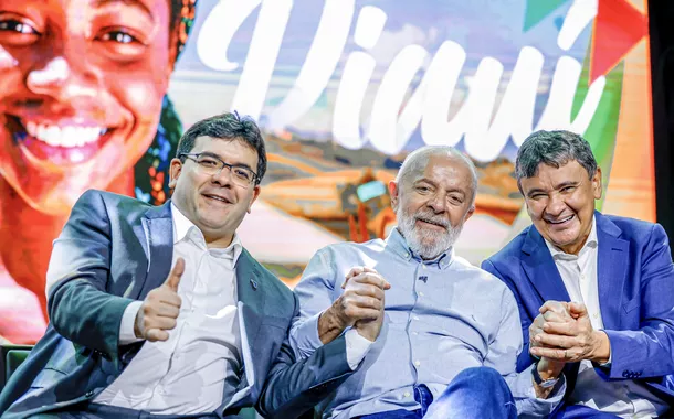 Rafael Fonteles, Lula e Wellington Dias durante cerimônia de encerramento da Caravana Federativa e anúncio de cessões de terrenos da União para o Piauí