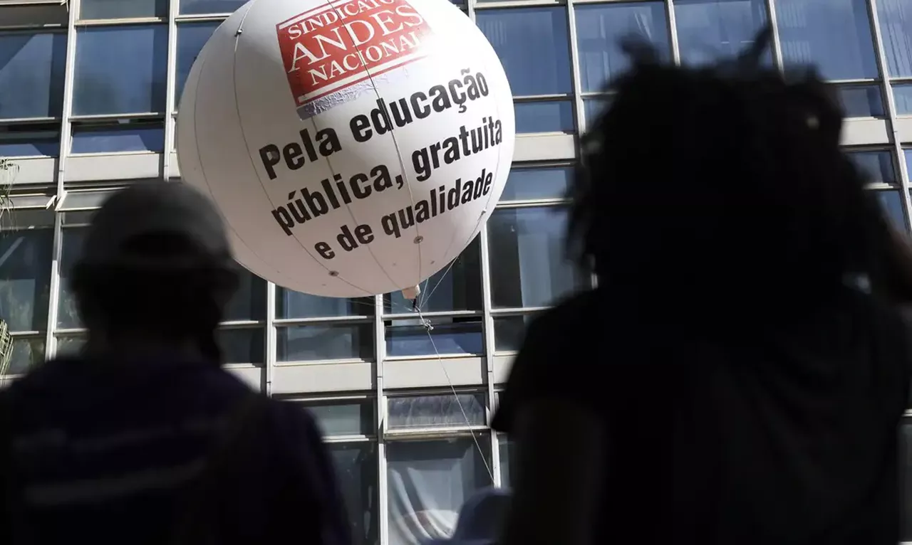 Educadores em manifestação