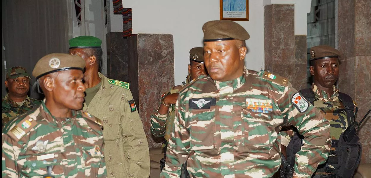 General Abdourahmane Tiani (à dir.), líder da junta governante do Níger