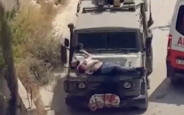 Soldados israelenses usam palestino ferido como escudo humano (vídeo)