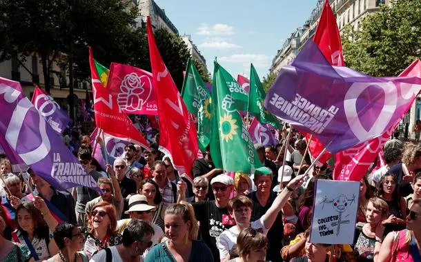 Milhares de mulheres marcham na França contra a extrema-direita