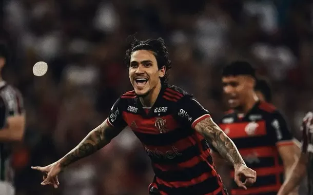 Flamengo bate Flu com gol de pênalti e segue líder do Brasileirão