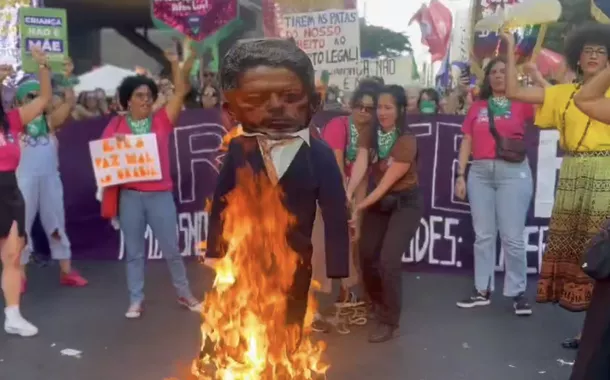 Mulheres queimam boneco de Arthur Lira em protesto contra PL antiaborto (vídeo)