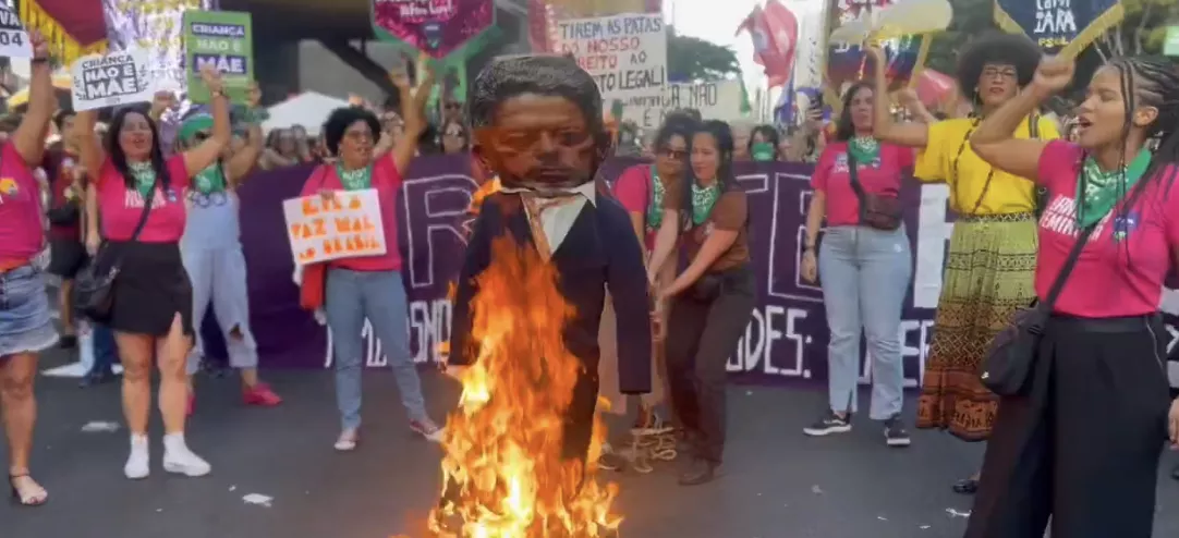 Boneco de Arthur Lira é queimado durante protesto contra o PL do Estupro