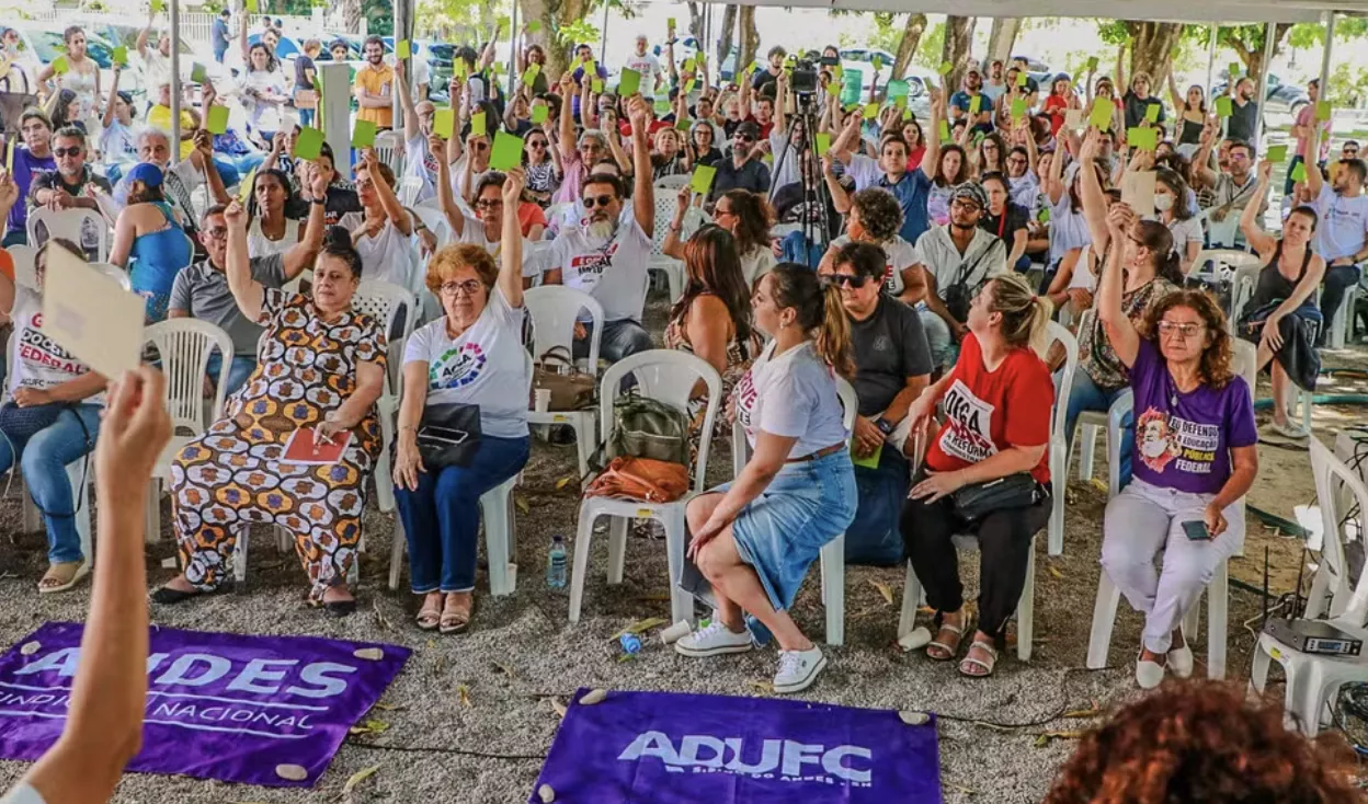 Professores das universidades do Ceará em votação de greve