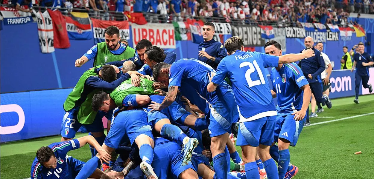 Jogadores italianos comemoram o gol de empate contra a Croácia