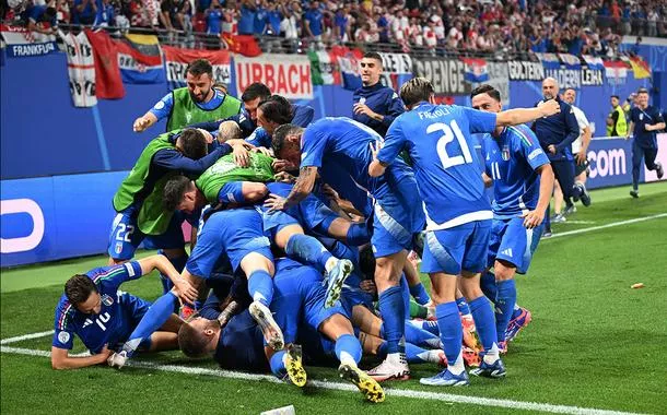 Jogadores italianos comemoram o gol de empate contra a Croácia