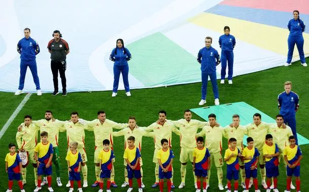 Jogadores espanhóis se posicionam em linha durante execução dos hinos nacionais antes da partida