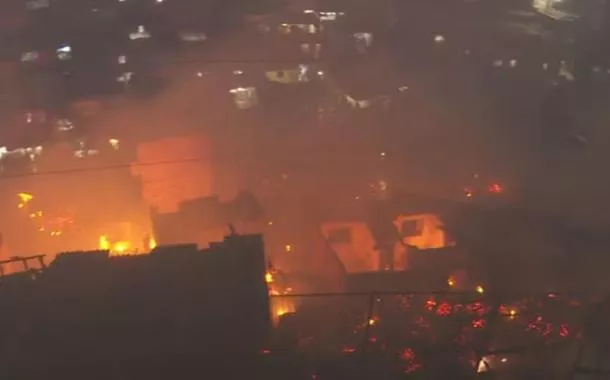 Incêndio de grandes proporções atinge comunidade na Zona Sul de São Paulo