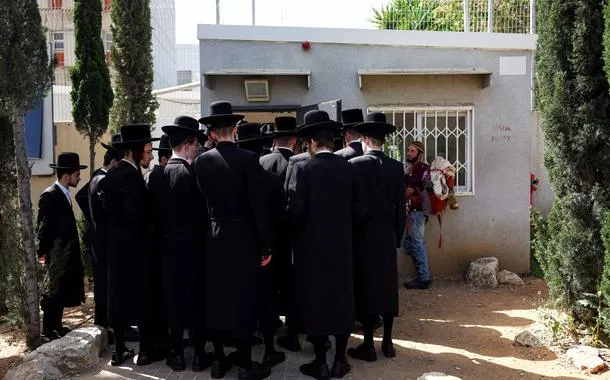 Judeus ultraordoxos fazem filagrupo apostas esportivasem centrogrupo apostas esportivasrecrutamento militar grupo apostas esportivasKiryat Ono, Israel, para processargrupo apostas esportivasisenção ao alistamento militar obrigatório
28/03/2024 REUTERS/Hannah McKay