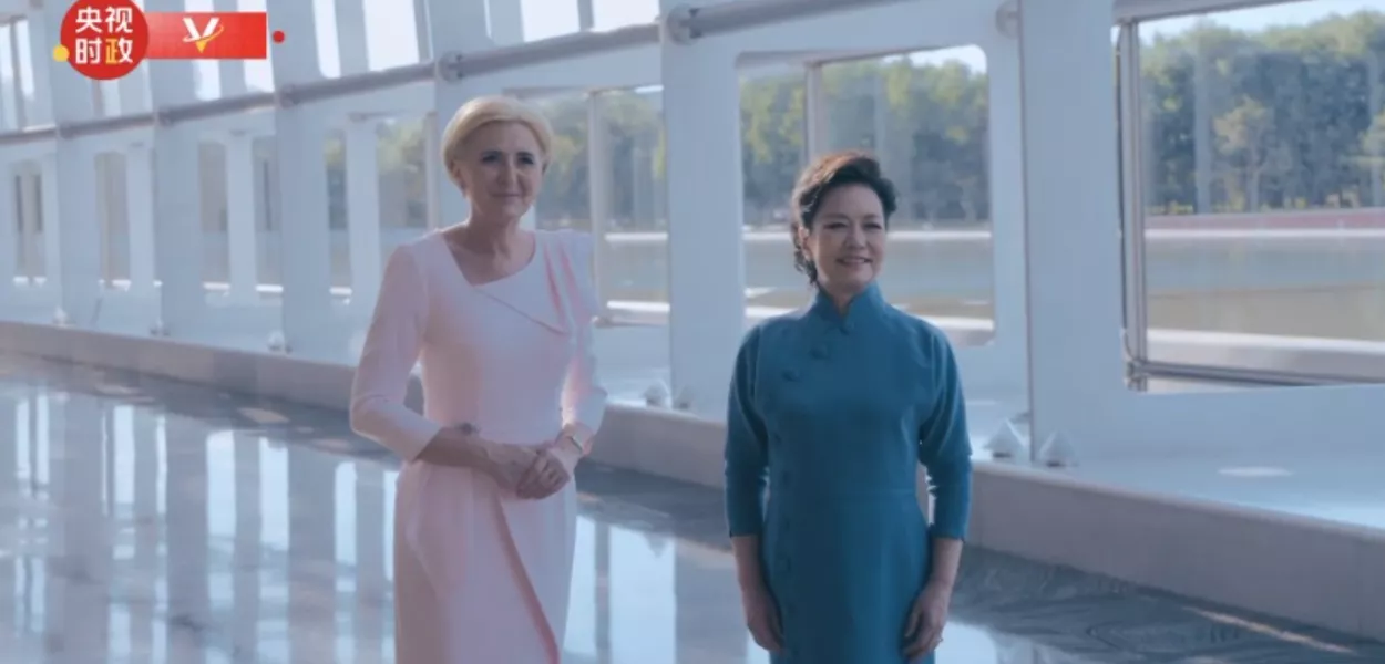 Peng Liyuan e primeira-dama da Polônia visitam Centro Nacional de Artes Cênicas da China