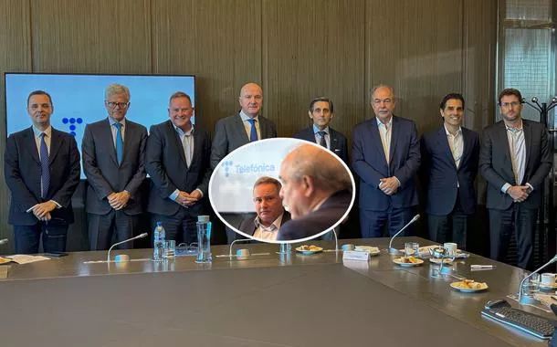 Aloizio Mercadante (em pé, o terceiro da dir. para a esq.) e também no círculo (de perfil)