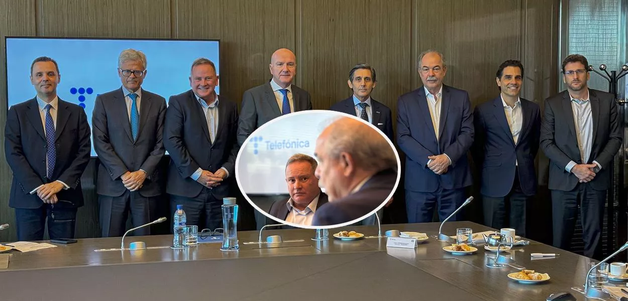 Aloizio Mercadante (em pé, o terceiro da dir. para a esq.) e também no círculo (de perfil)