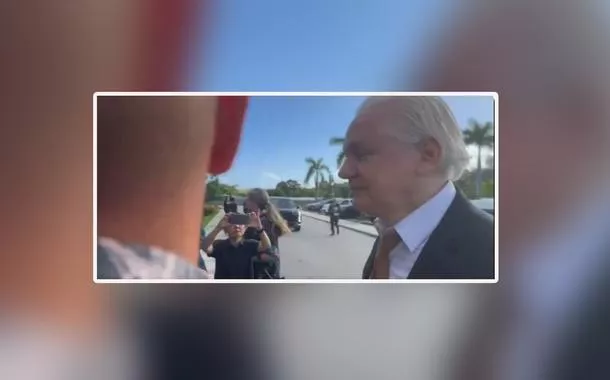 Julian Assange chega a tribunal federal dos EUA para julgamento