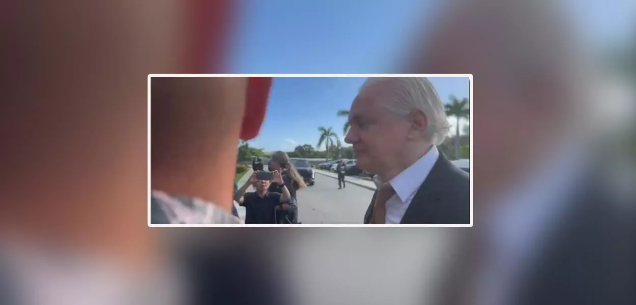 Julian Assange chegando a tribunal federal