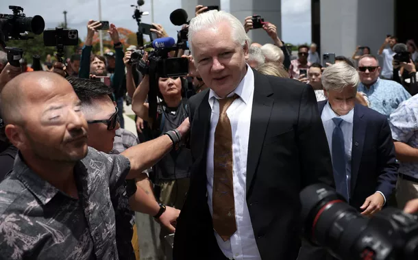 O fundador do WikiLeaks, Julian Assange, sai de tribunal distrital dos Estados Unidos após uma audiência, em Saipan, Ilhas Marianas do Norte, EUA, 26 de junho de 2024