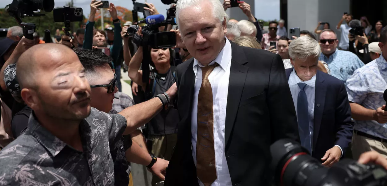 O fundador do WikiLeaks, Julian Assange, sai de tribunal distrital dos Estados Unidos após uma audiência, em Saipan, Ilhas Marianas do Norte, EUA, 26 de junho de 2024