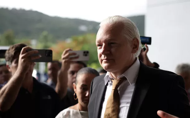 O fundador do WikiLeaks, Julian Assange, sai de um tribunal distrital dos Estados Unidos após uma audiência, em Saipan, Ilhas Marianas do Norte, EUA, 26 de junho de 2024. 